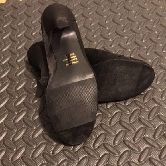 Cute black shiny satin rounded toe heels - Picture 4 of 4